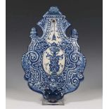 Delft, blauw-wit aardewerk wandapplique, midden 18e eeuw,met voluten, schelpmotief en gebolde