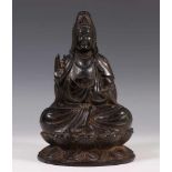 China, zwart houten gestoken Guanyin,in één hand een sprenkelaar, de rechterhand in shunimudra,