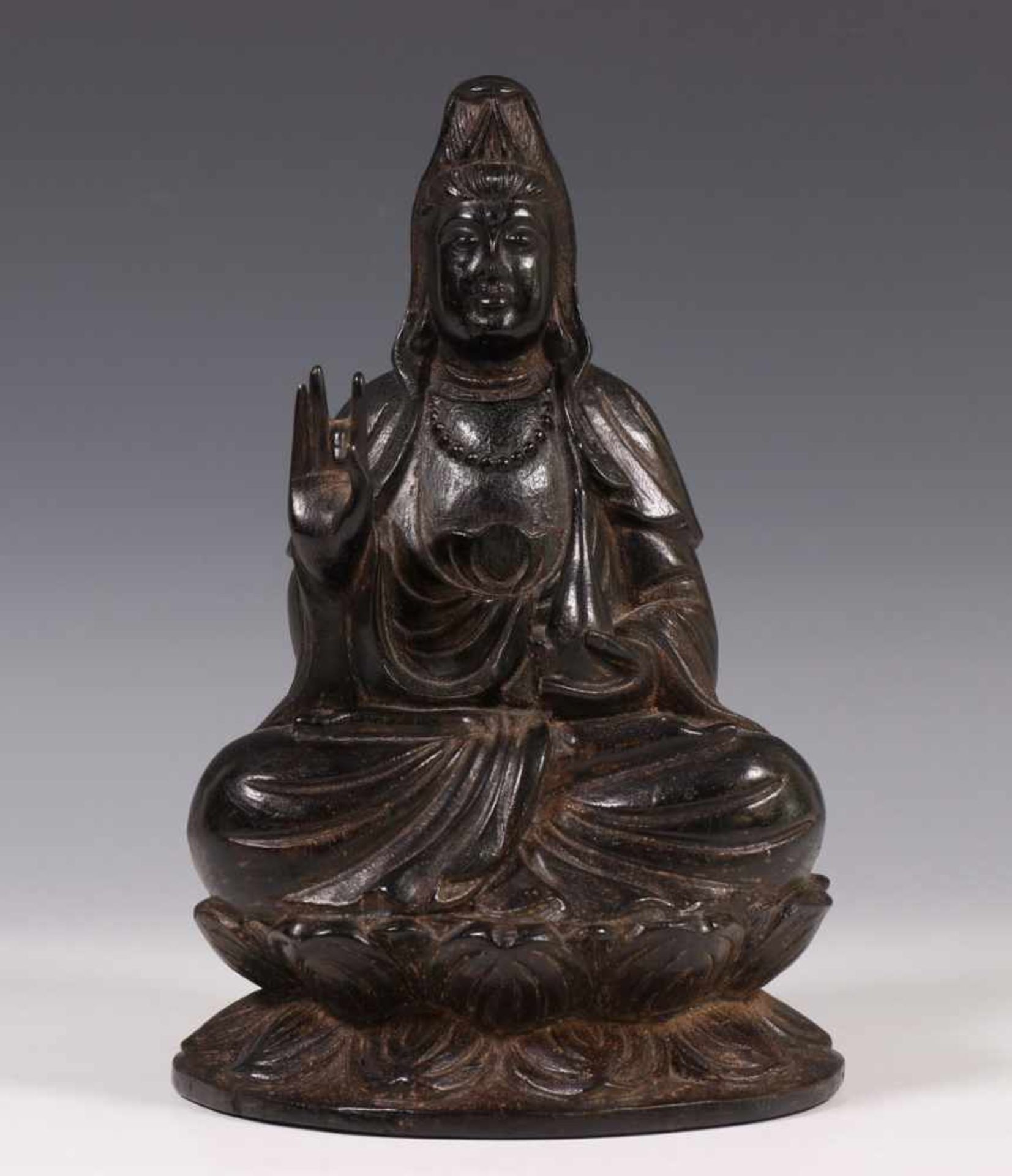 China, zwart houten gestoken Guanyin,in één hand een sprenkelaar, de rechterhand in shunimudra,