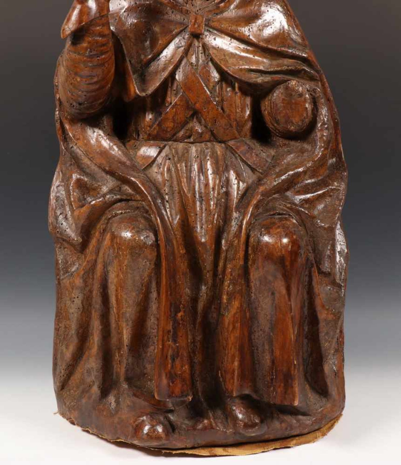 Gestoken notenhouten sculptuur, 16e/17e eeuw;Paus, gezeten met lang gelooid gewaad, de rechterhand - Bild 4 aus 4