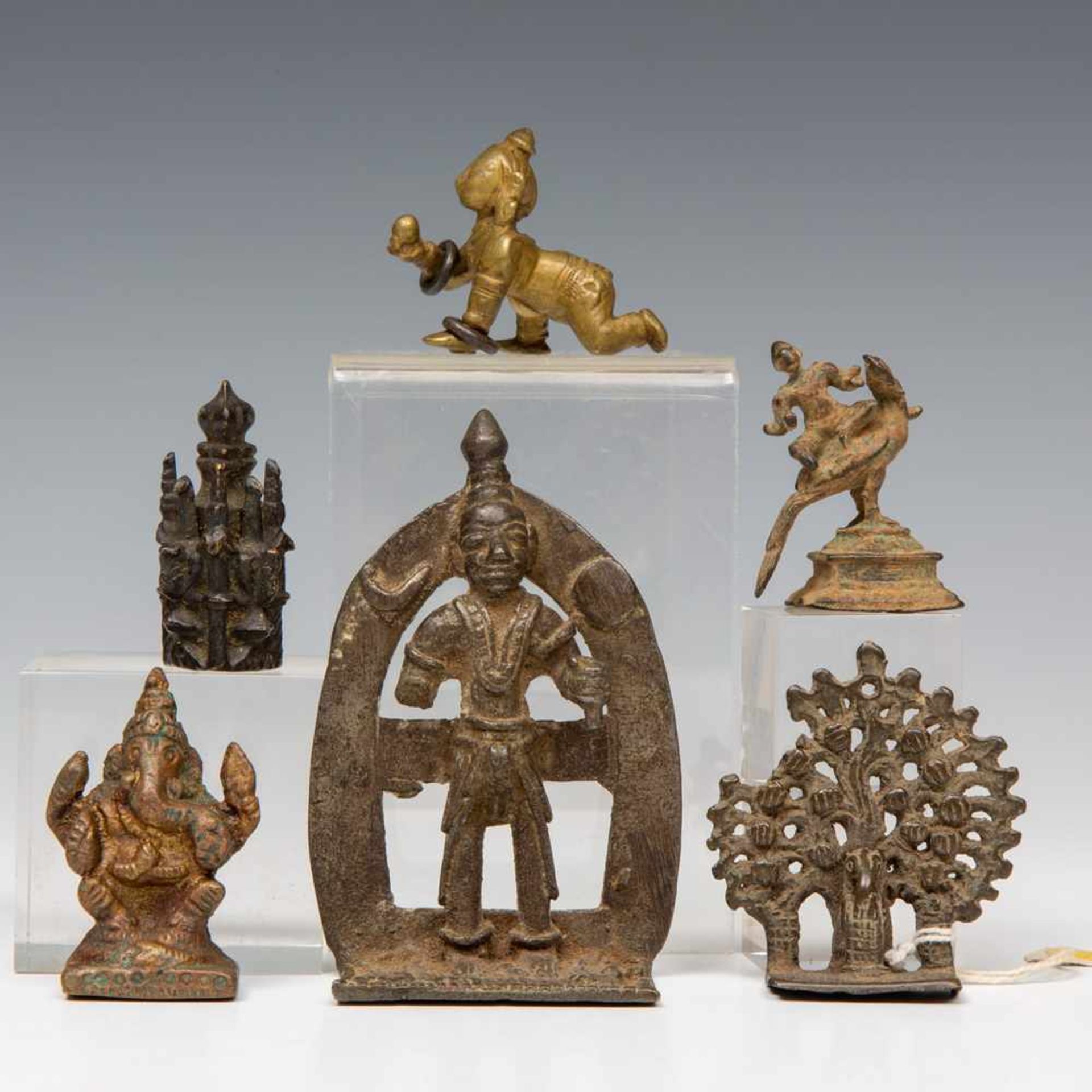 India, zes metalen sculpturen Ganesh, Parvati, baby Krishna ea, waarbij 19e eeuwse; h 3,5 tot 8,8