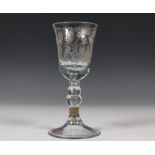 Kelkvormig glas, 18e eeuw,met gegraveerde tekst 'Het Wel Vaaren van Onse Vrienden' cartouche