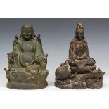 China, bronzen gezeten Boeddha figuur en Guanyin op troon, 20st eeuwmet een draak en een