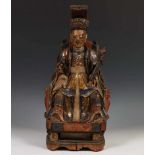 China, gestoken en polychroom houten sculptuur, 18e/19e eeuw;Hoogwaardigheidsbekleder op zetel met