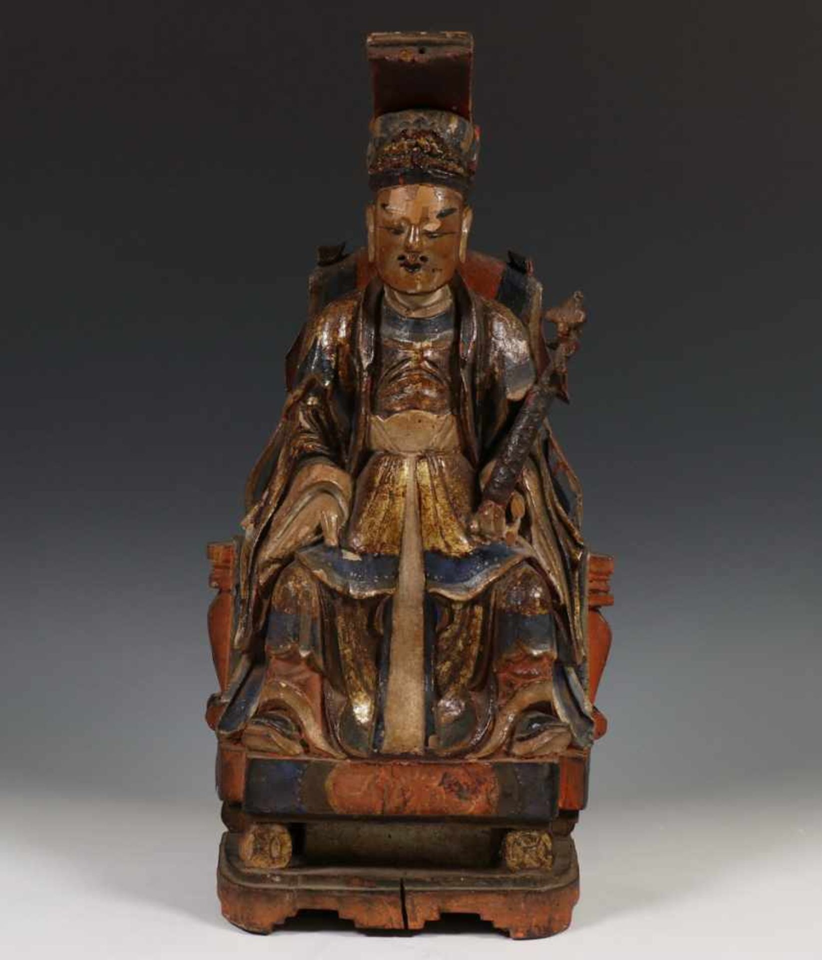 China, gestoken en polychroom houten sculptuur, 18e/19e eeuw;Hoogwaardigheidsbekleder op zetel met