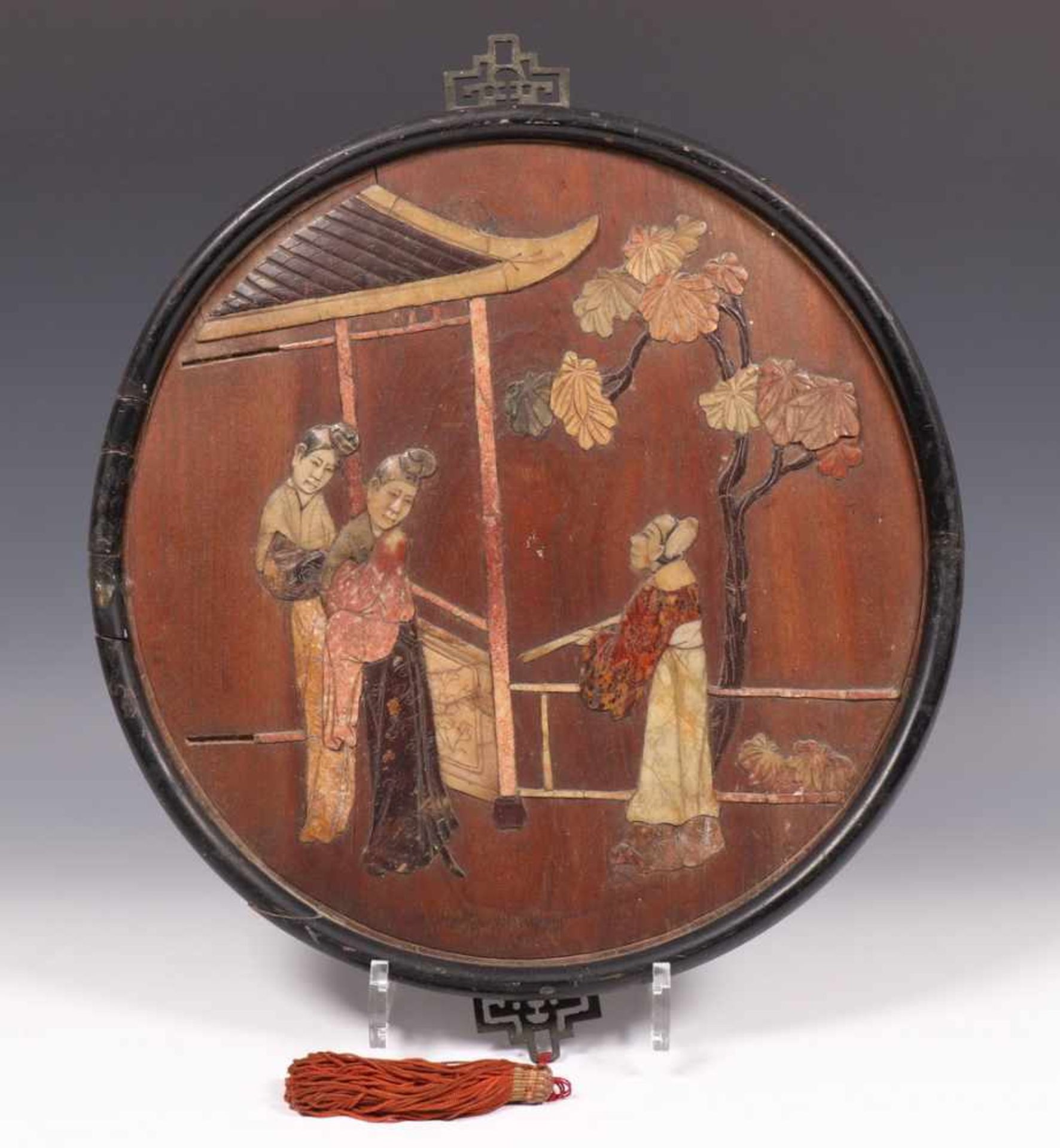 China, paar ronde houten panelen, ingelegd met speksteen, ca. 1900diam. 32 cm.; [1]150 - Image 5 of 5