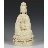 China, blanc de Chine guanyin, Republiek,gezeten op lotustroon. Gemerkt met blindmerken; h. 27