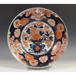 Japan, Imari schotel, Edo periode, ca. 1800,met decor in vakwerk; diam. 33 cm.; 1200