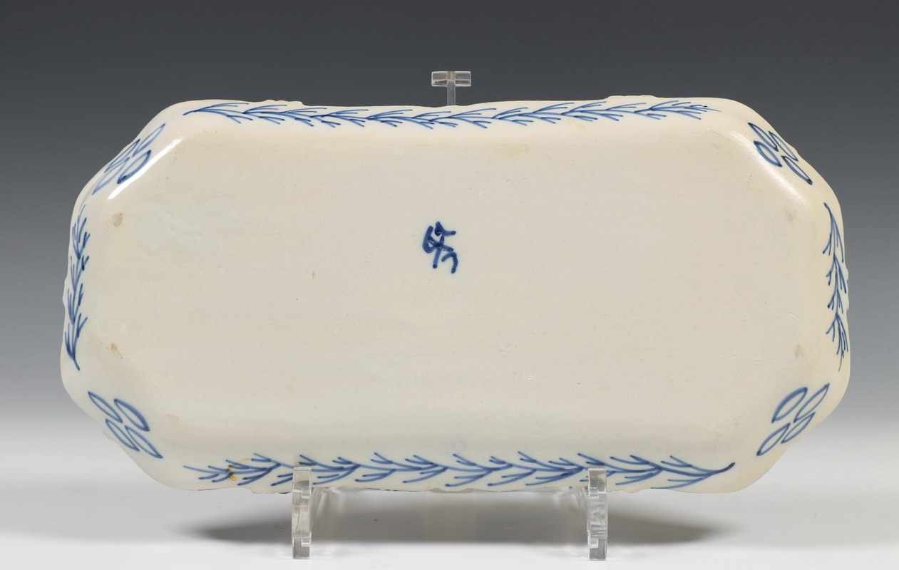 Tichelaar, blauw-wit aardewerk haringschaaltje, 20e eeuw en China, blauw-wit porseleinen bord, 18e - Image 2 of 4