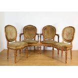 Set van twee rijkelijk gestoken verguld houten stoelen en twee fauteuils in Louis XVI-stijl, 19de