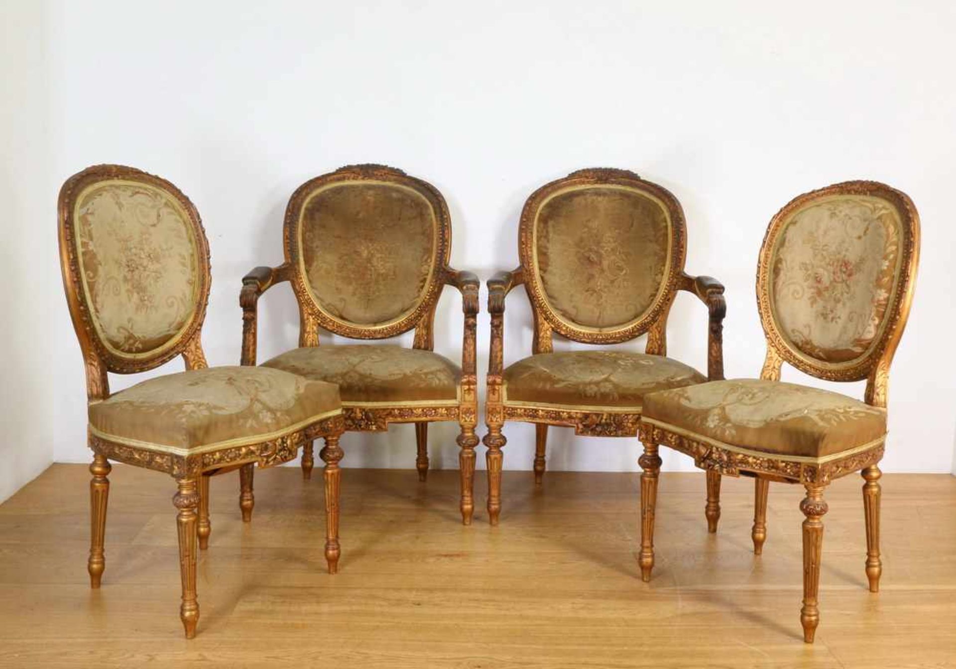 Set van twee rijkelijk gestoken verguld houten stoelen en twee fauteuils in Louis XVI-stijl, 19de