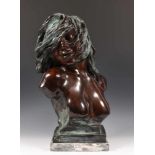 Bruin gepatineerd moderne bronzen buste, 20e eeuw;Gesigneerd; h. 55 cm.; 1500