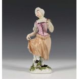 Duitsland, mogelijk Meissen, gekleurd porseleinen groep, 18e/19e eeuw;Dansende boerenmeid (arm