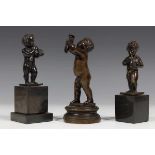 Frankrijk, drie antiek bronzen 'Grand Tour' sculpturen, 19e eeuw;Putto. Herkomst: Kunsthandel