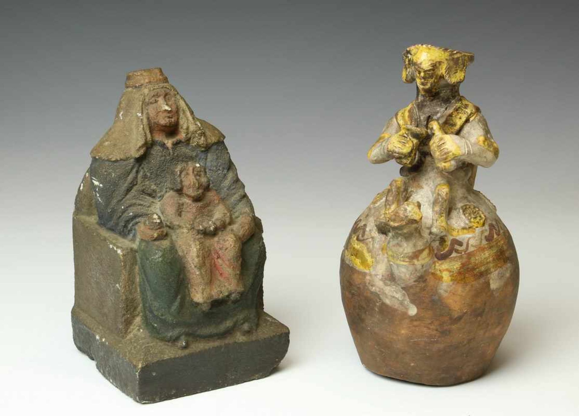Duitsland (?), keramische schenkkan en een stenen Madonna met kindde schenkkan bekroond met een - Image 2 of 2