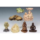 Diverse Aziatische objecten, 20ste eeuw;o.a. spekstenen groepen, zegels en metalen sculpturen.;