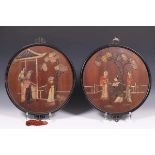 China, paar ronde houten panelen, ingelegd met speksteen, ca. 1900diam. 32 cm.; [1]150