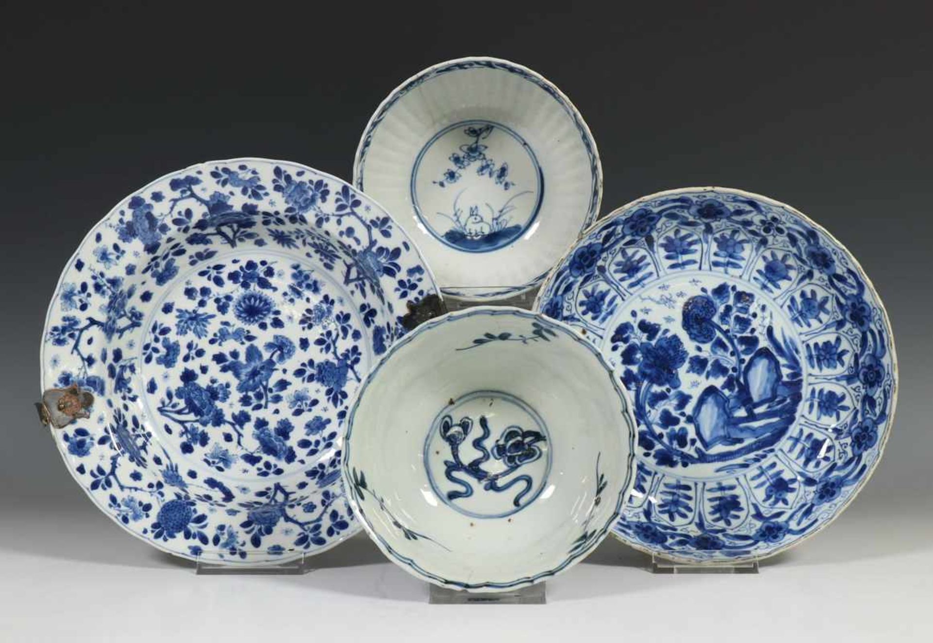 China, twee blauw-wit porseleinen borden en twee kommen, Kangxi,één bord met zilveren montering (
