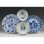 China, twee blauw-wit porseleinen borden en twee kommen, Kangxi,één bord met zilveren montering (