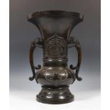 China, bronzen vaas in Archaische stijlh. 41 cm.; ; [1]140