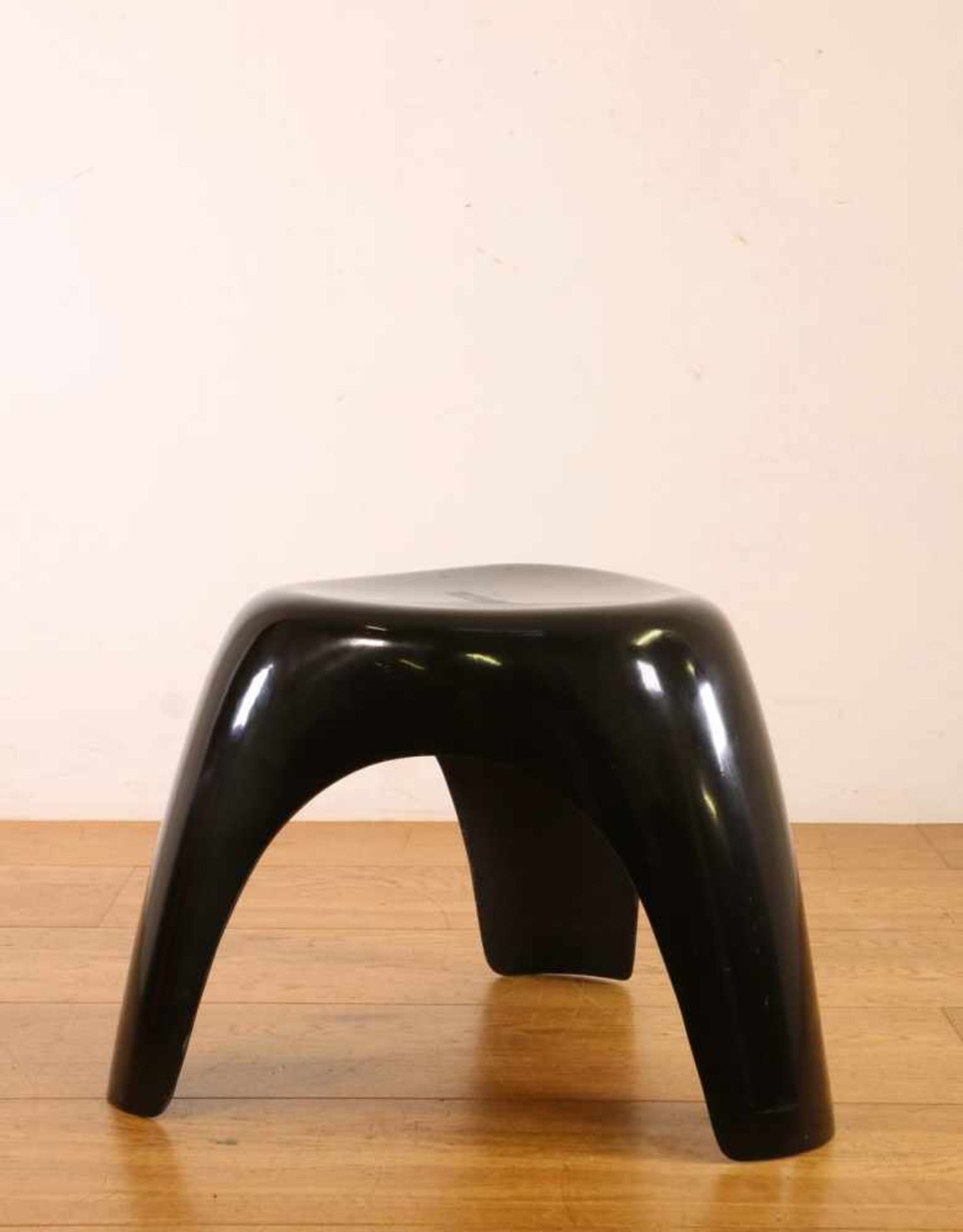 Sori Yanagi, zwarte polyester kruk, model 'Elephant Stool' voor Habitat,op drie poten; 1120