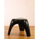 Sori Yanagi, zwarte polyester kruk, model 'Elephant Stool' voor Habitat,op drie poten; 1120