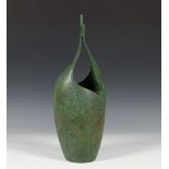 Japan, groen gepatineerde bronzen vaasgesigneerd Tadahiro Baba (geb. 1930). In originele houten