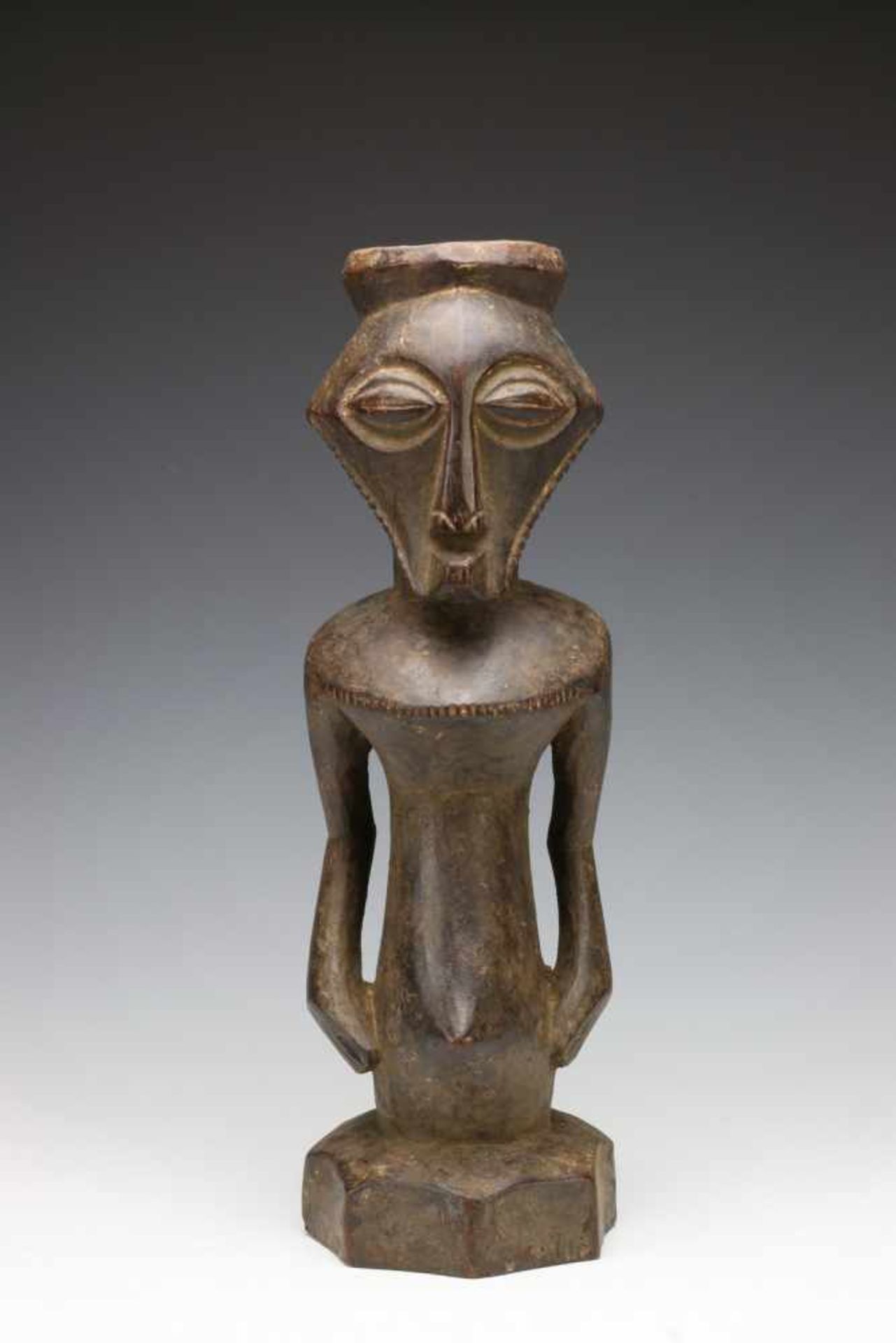DRC., Bembe, half figure,with hole in head, beard, indentations round the shoulders and a base - Bild 4 aus 4