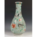 China, porseleinen vaas, mogelijk laat Qing dynastie,met famille verte decor (perforatie en