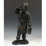 Japan, bronzen sculptuur, Meiji/Taisho periode;Man met boek; h. 43 cm.; 1400
