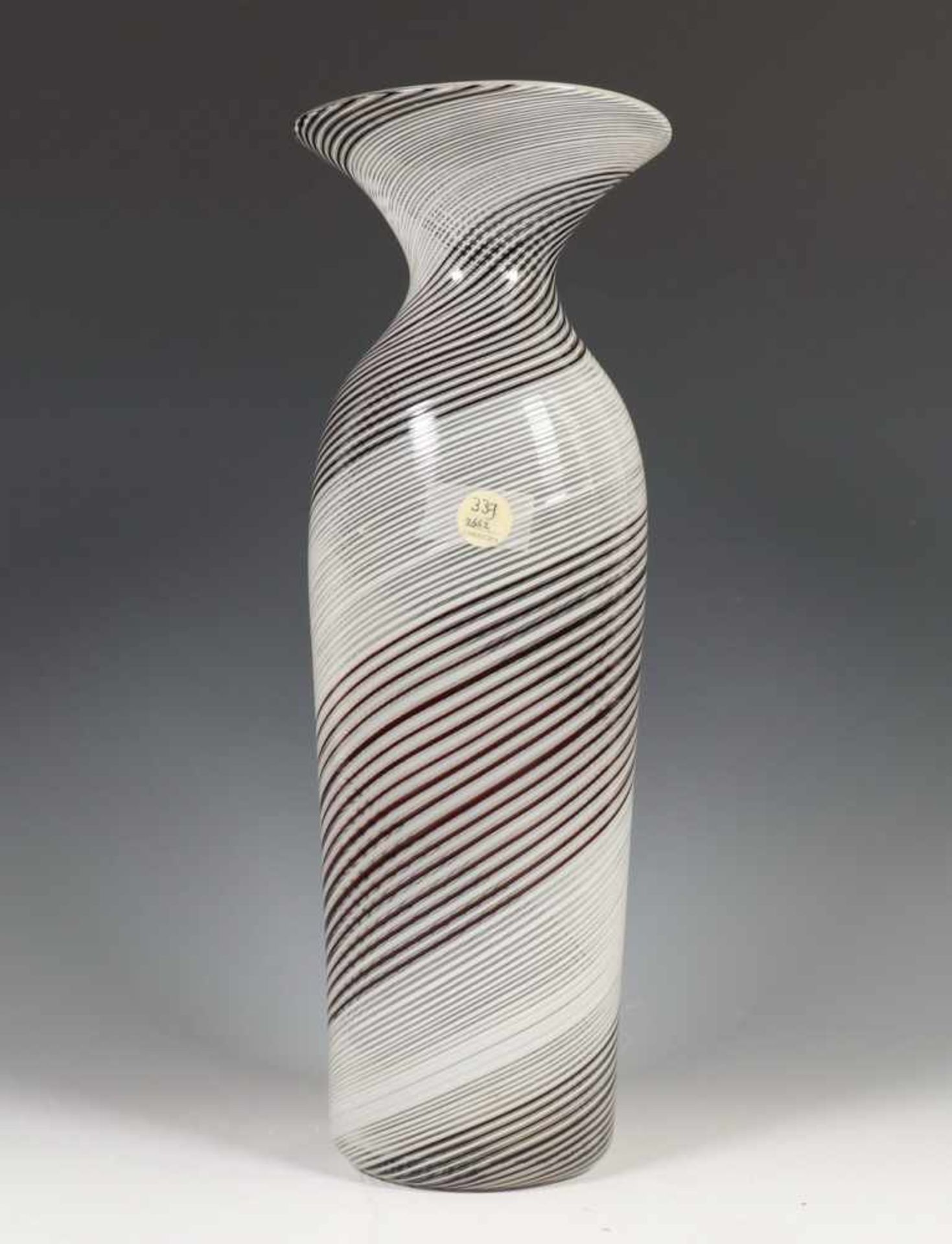 Murano, mogelijk ontwerp Dino Martens, glazen vaasmet zwart en wit 'Mezza Filigrana'. Ex lot 339,