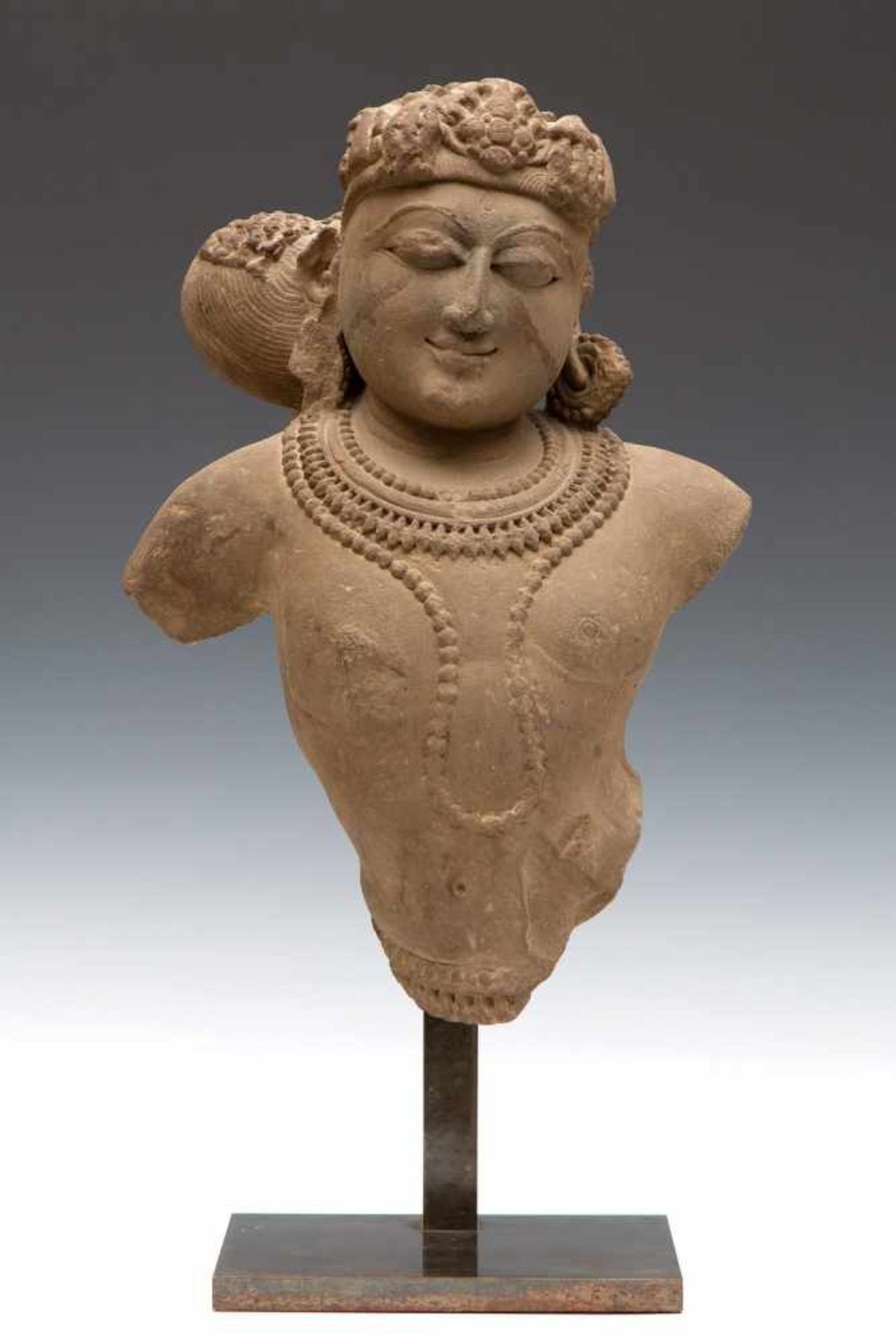 India, Pala Periode, zandstenen buste van Bodhisatva, 12e-13e eeuw,met gedraaide tors, uitgewerkte