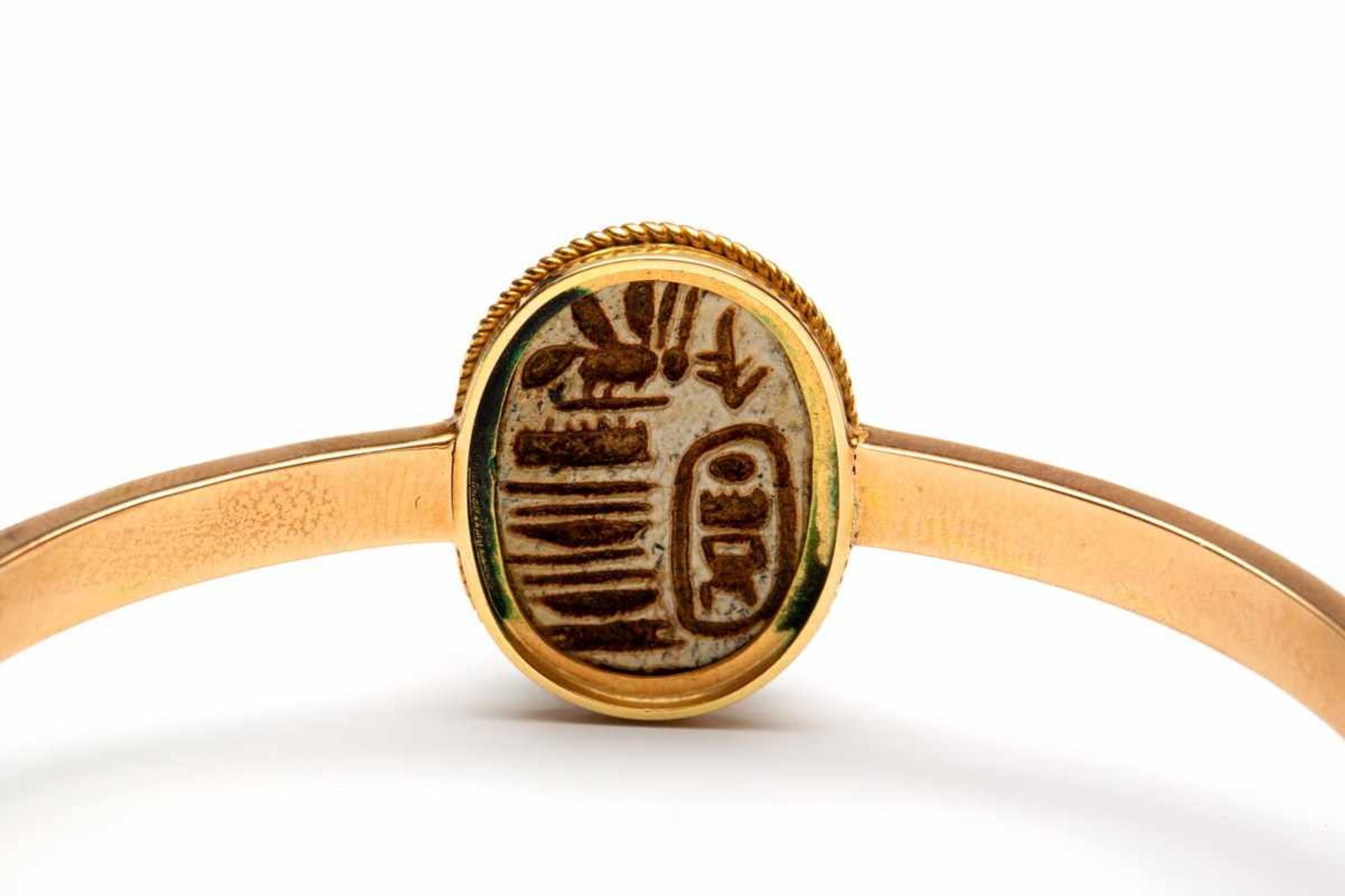 Gouden stijve armbandin het midden een steatite scarabee, 15e dynastie (1479-1425 v Chr). - Bild 2 aus 2