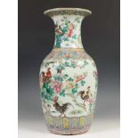 China, Kanton, porseleinen vaas, laat Qing dynastie(bodem restauratie); h. 43 cm.; 1; bottom