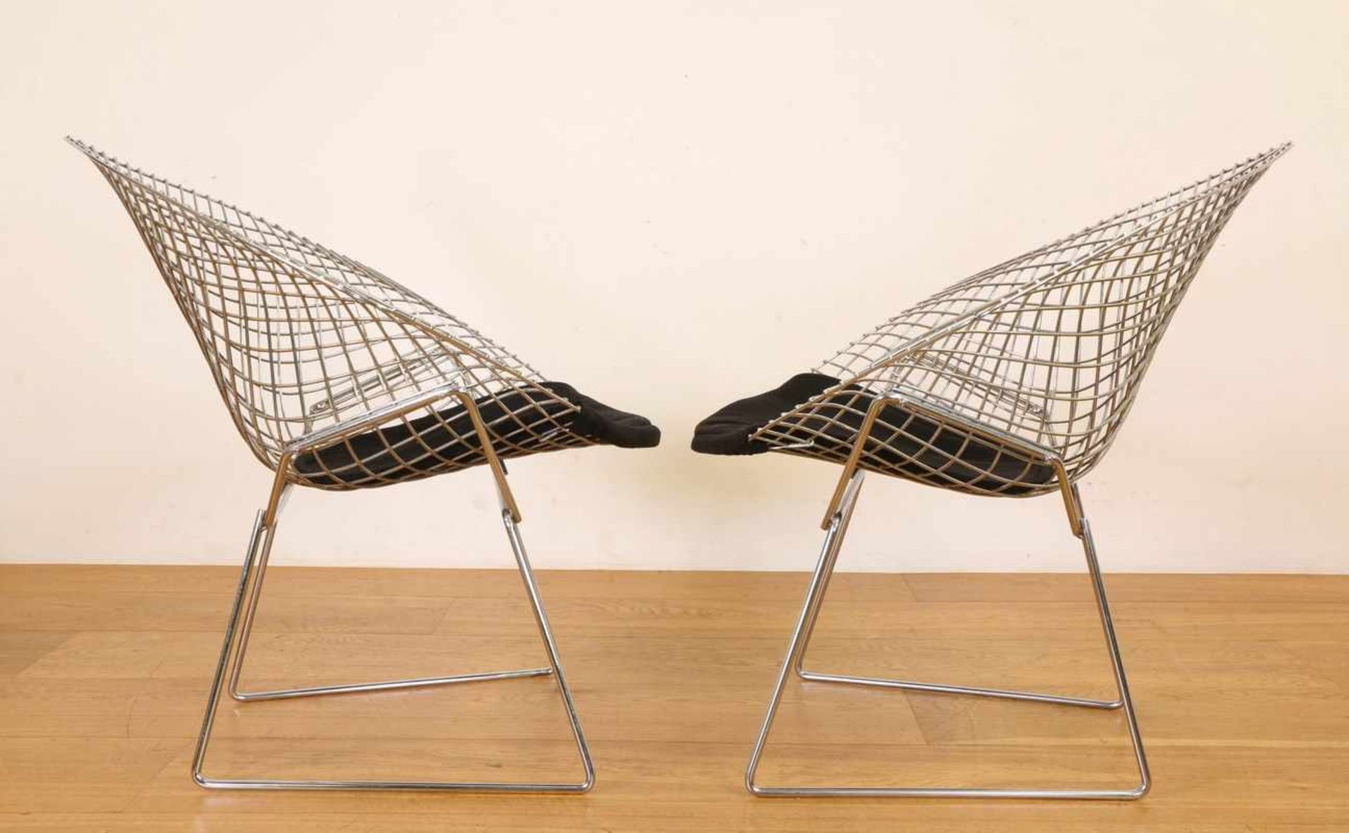 Harry Bertoia, paar verchroomd draadstalen fauteuils, model 'Diamond' voor Knoll Associates,met