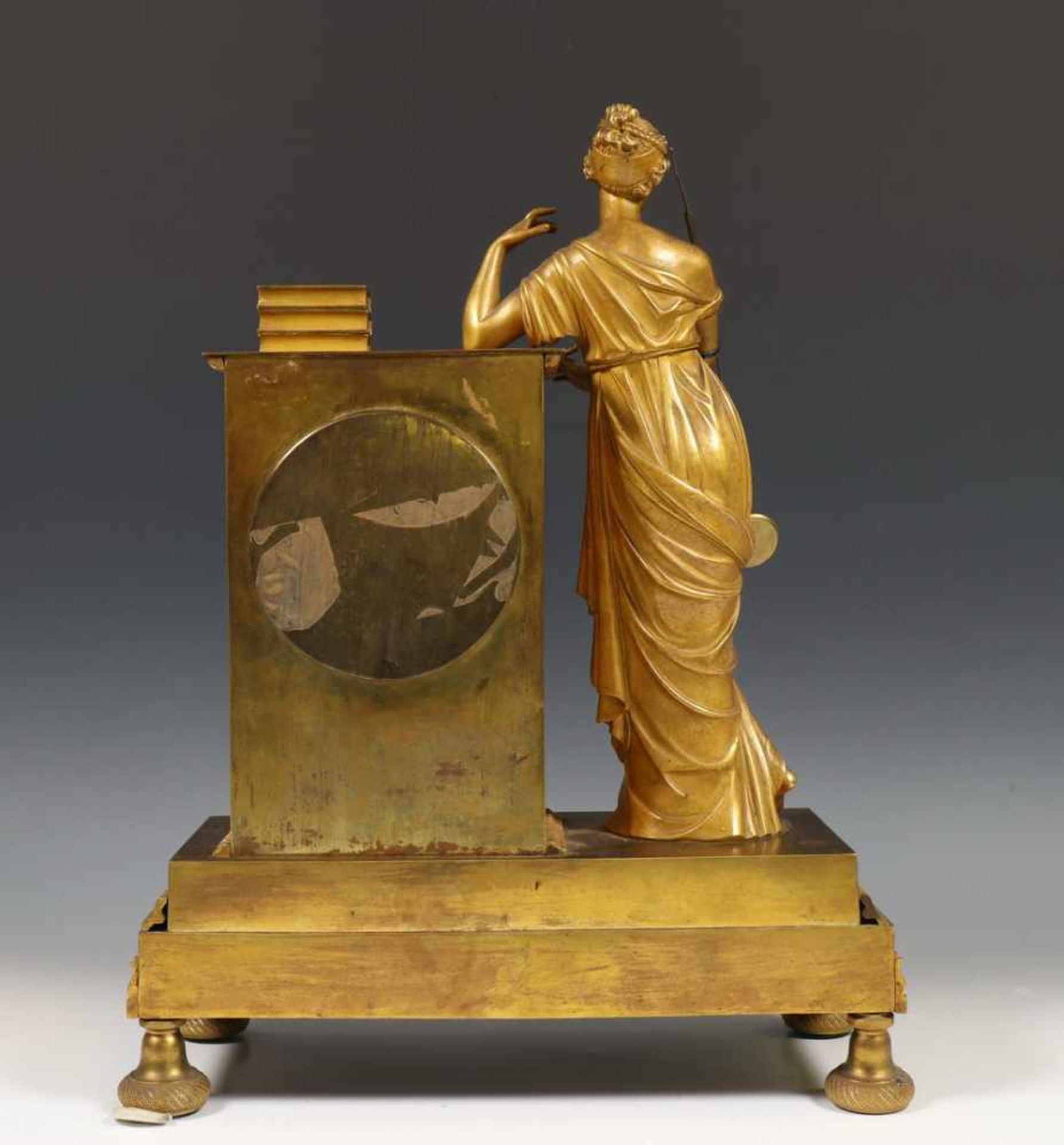 Frankrijk, bronzen vuurvergulde pendule; ca. 1810;uurwerk met gaand- en slagwerk op bel. Witte - Bild 3 aus 3