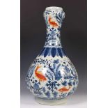 China, blauw-wit porseleinen puntvaas 'suantouping', 20e eeuw,met decor van zeewier en in rood