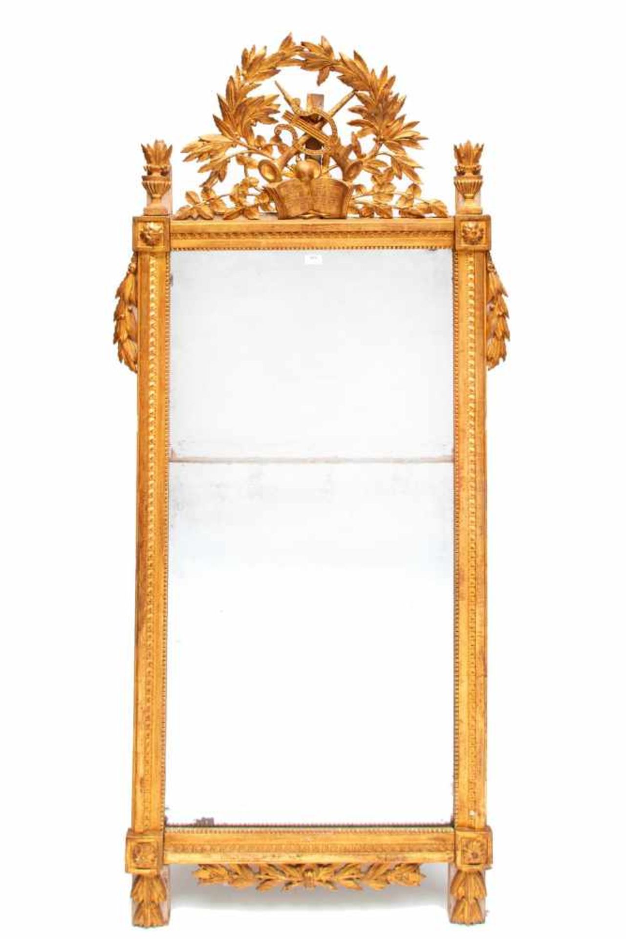 Rechthoekige spiegel in verguld houten lijst, Louis XVImet gestoken en opengewerkte kuif. Het geheel