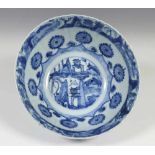 China, blauw-wit porseleinen kom, Transitional,met decor van bergmeer in plat, de buitenrand met