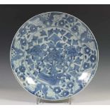 China, blauw/wit porseleinen schotel, 18e-19e eeuw,met decor van bloesem bij rots; diam. 30 cm.;