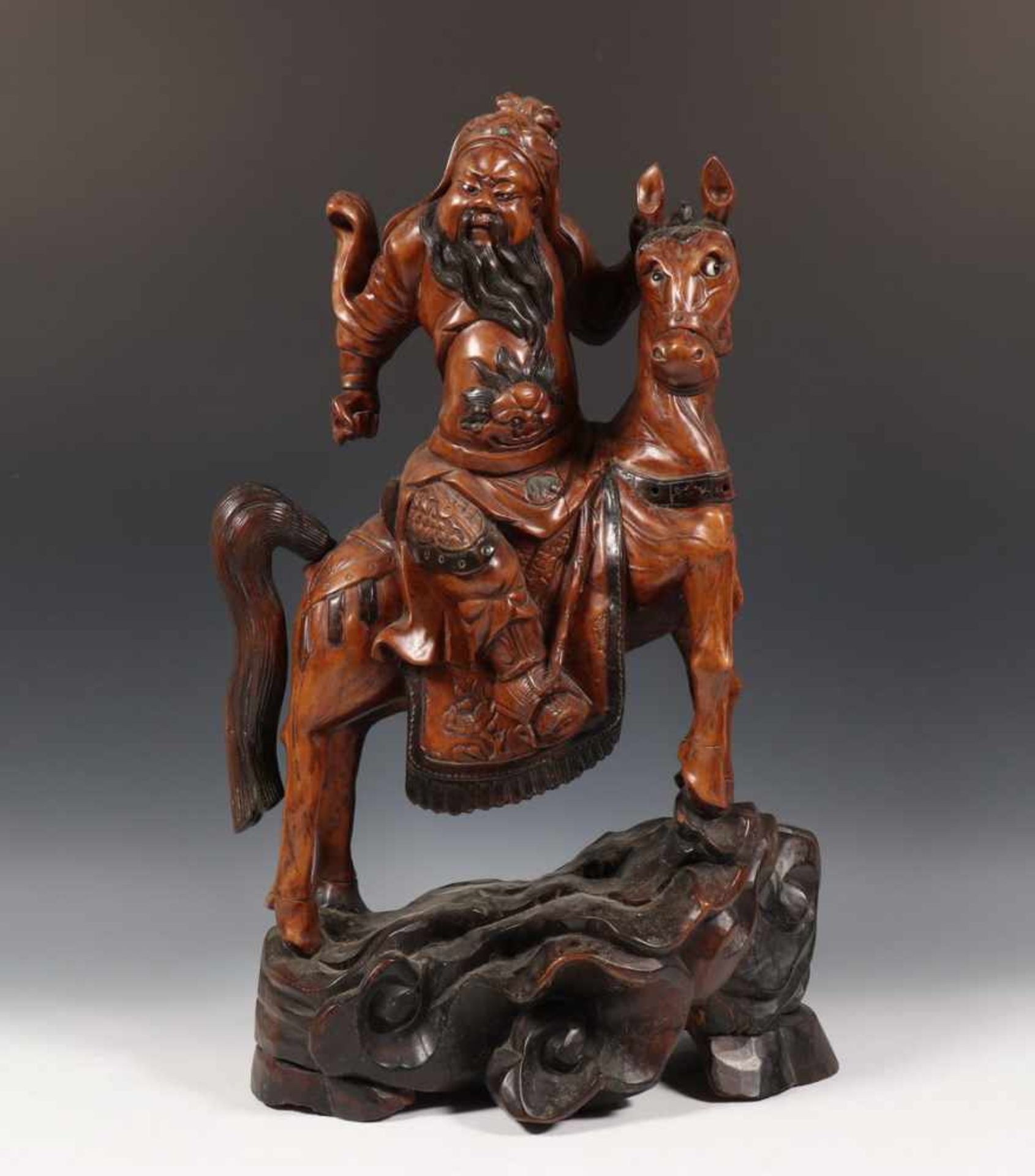 China, gestoken houten beeld van Mongoolse krijger te paard, ca. 1900;man met vaandel in een hand, - Image 4 of 6