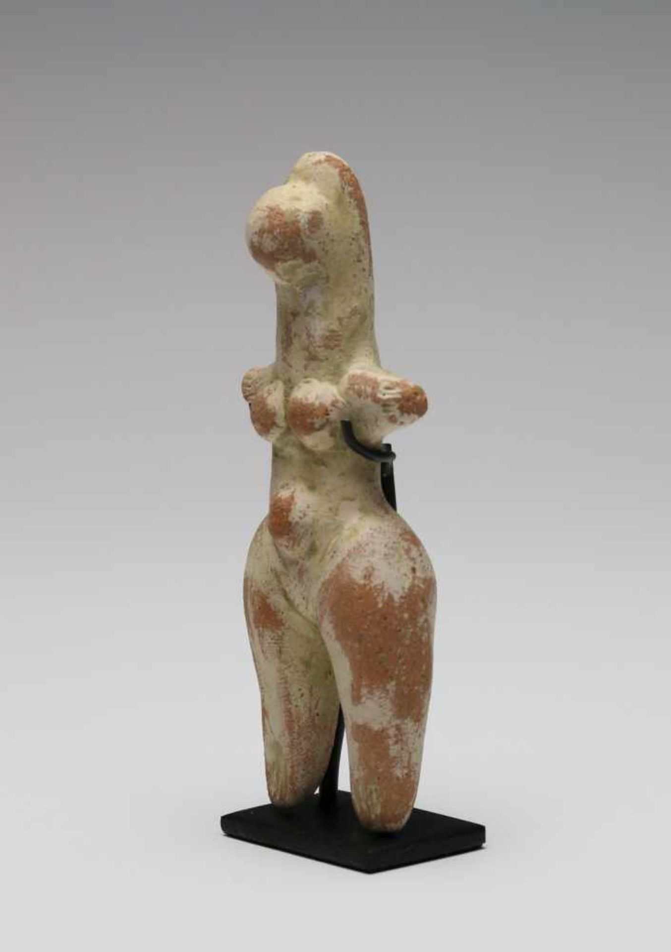 North Syria, terracotta idol, 2nd Mill BC.,with triangular shaped upper boddy, folded arms, beard - Bild 7 aus 8
