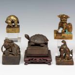 China, vijf bronzen, ijzeren en koperen naamzegels , w.b. ca. 1900met dierfiguren versierd een in de