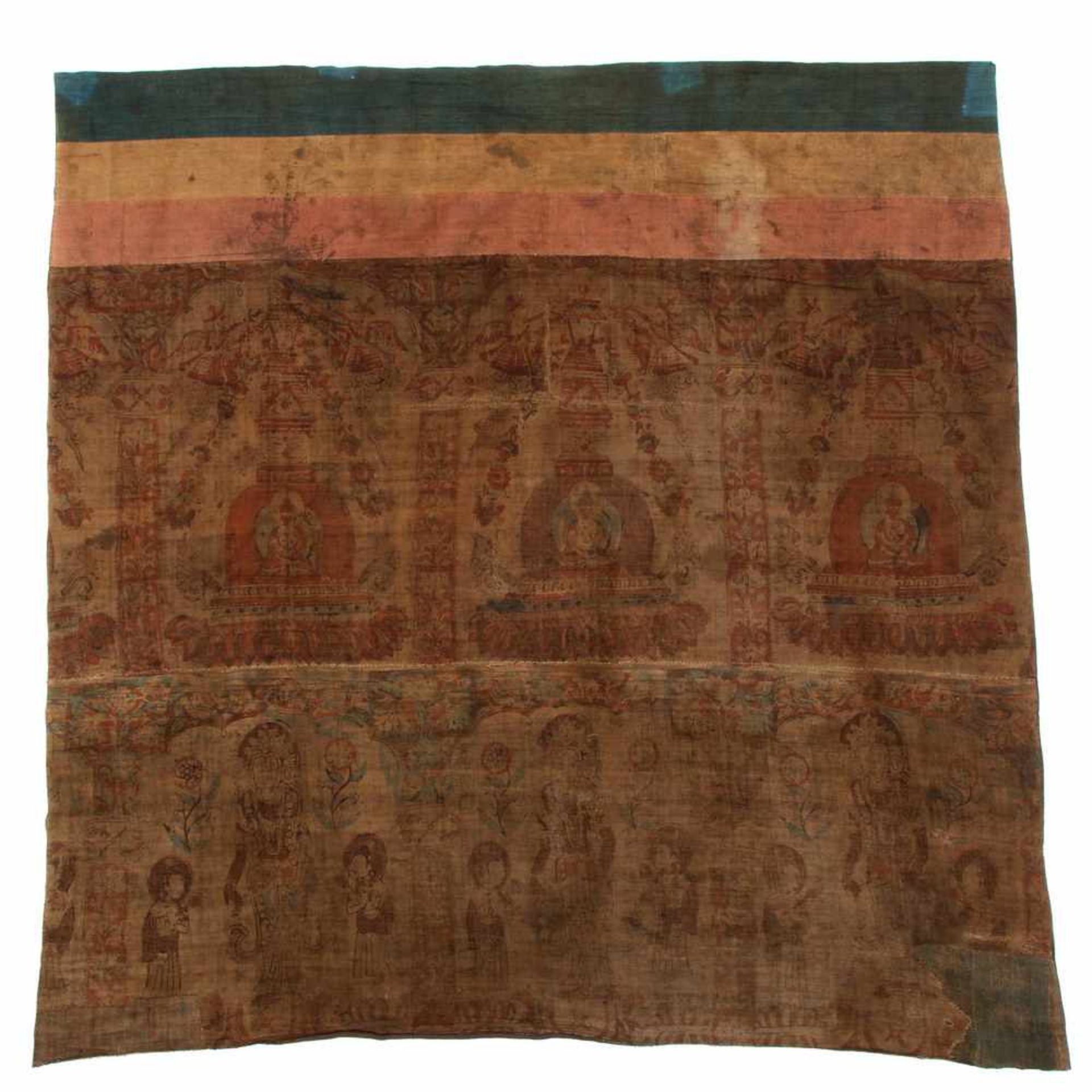 China, twee beschilderde antieke katoenen doeken,uit samengestelde delen, een rand waarop drie - Image 2 of 2