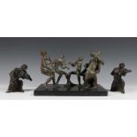 Onbekend, vier bronzen sculpturen, 20e eeuw;Strijkkwartet op marmeren voet/Drie strijkers; h. 10-