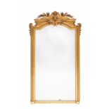Gefacetteerde spiegel in vergulde lijst, 19e eeuw,de kuif met oa. leeuwenmasker, korenaren en
