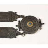 India, zilveren halsketting,met een medaillon in midden waarin verguld zilveren midden met