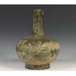 China, antiek bronzen 'garlic head' ofwel 'suantouping' vaas in Han ofwel archaische stijl,met groen