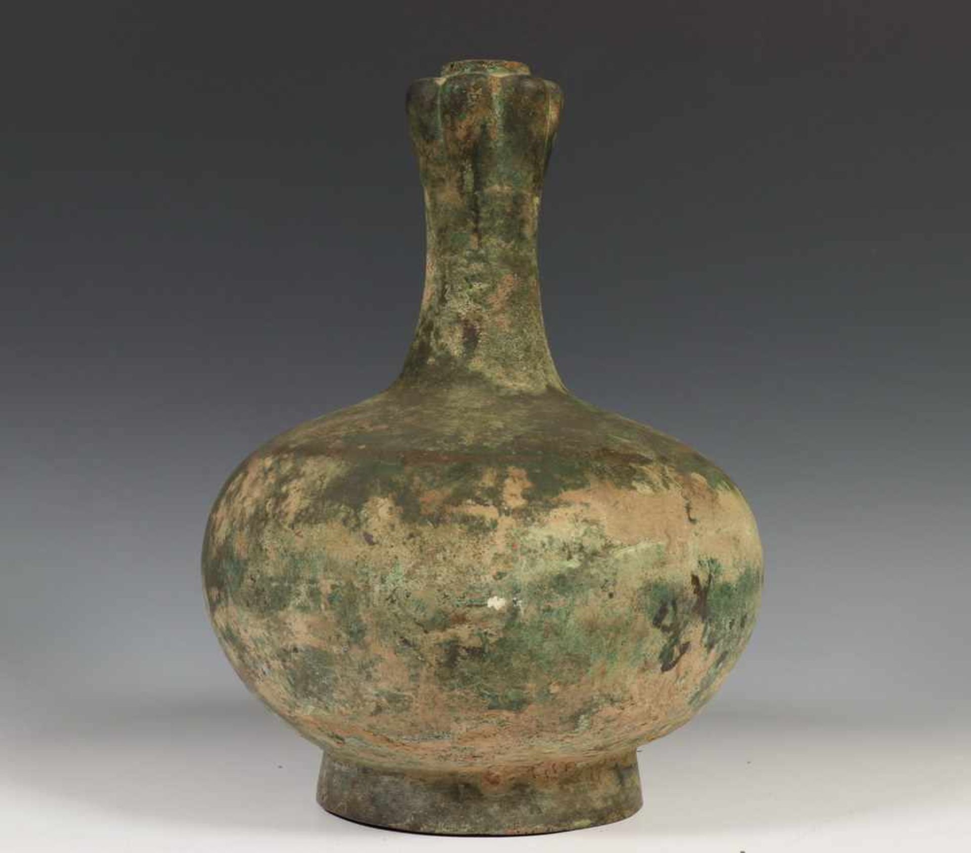 China, antiek bronzen 'garlic head' ofwel 'suantouping' vaas in Han ofwel archaische stijl,met groen