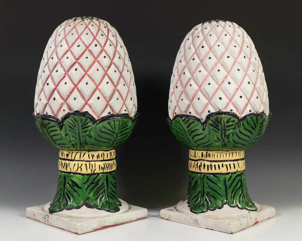 Paar beschilderd gipsen ornamentenin vorm van ananas; h. 49 cm.; Uit de collectie van een herenhuis;